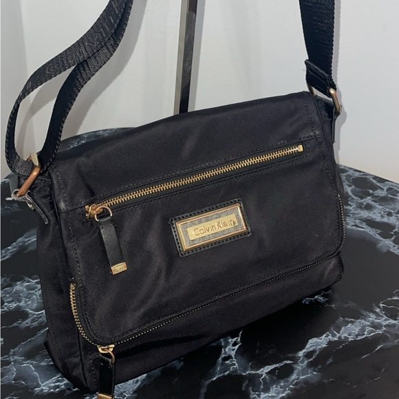 CALVIN KLEIN Handbag Black Nylon Crossbody Calvin Klein Print on Strap AUTHENTIC - Picture 3 of 16